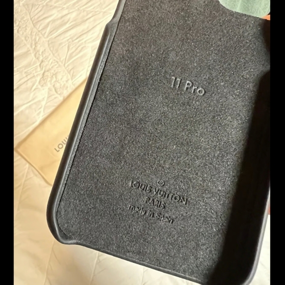 Louis Vuitton Damier Graphite iPhone 11 Pro Bumper Card Holder Case - Picture 3 of 4